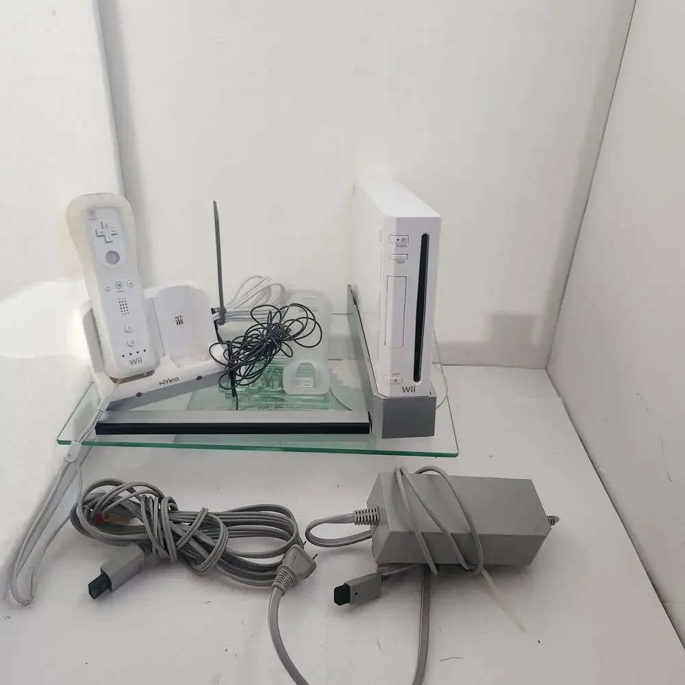 Wii Bundle Console, Controller, Skins, AV Cord, Charging Cord $more tested works